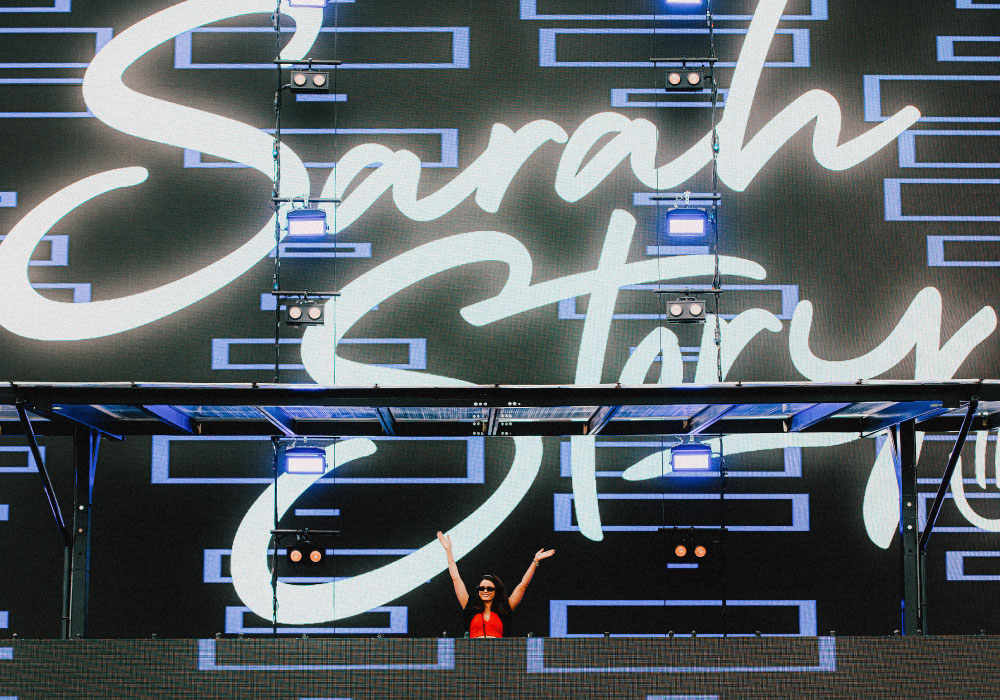 Logo design for music artist Sarah Story, created with Guy Pittard. Showcased live on stage, enhancing artist branding. Designed by Creative Footing.