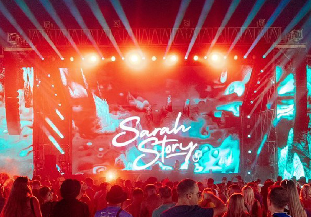 Logo design for music artist Sarah Story, created with Guy Pittard. Showcased live on stage, enhancing artist branding. Designed by Creative Footing.